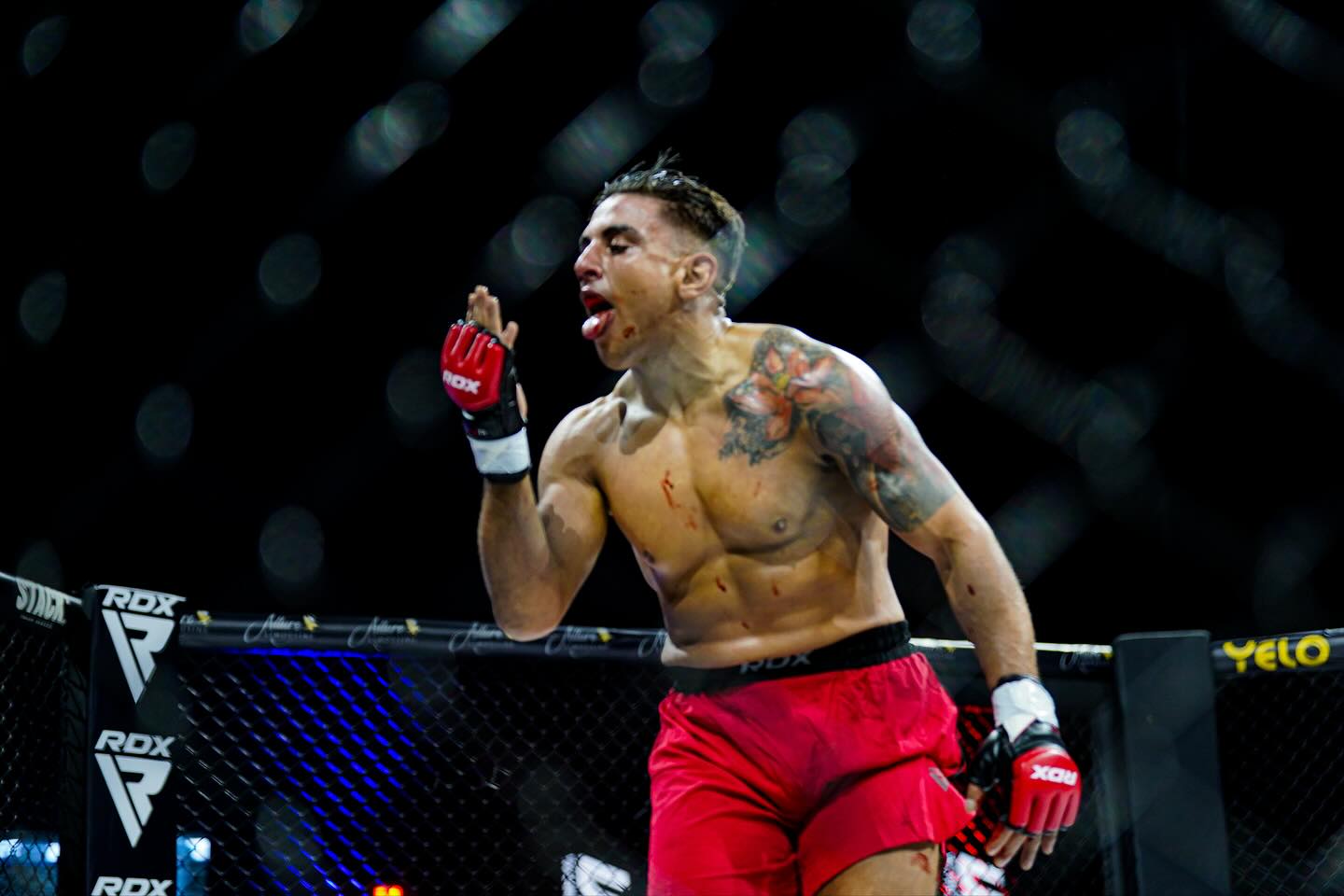 Combattant celebrant sa victoire