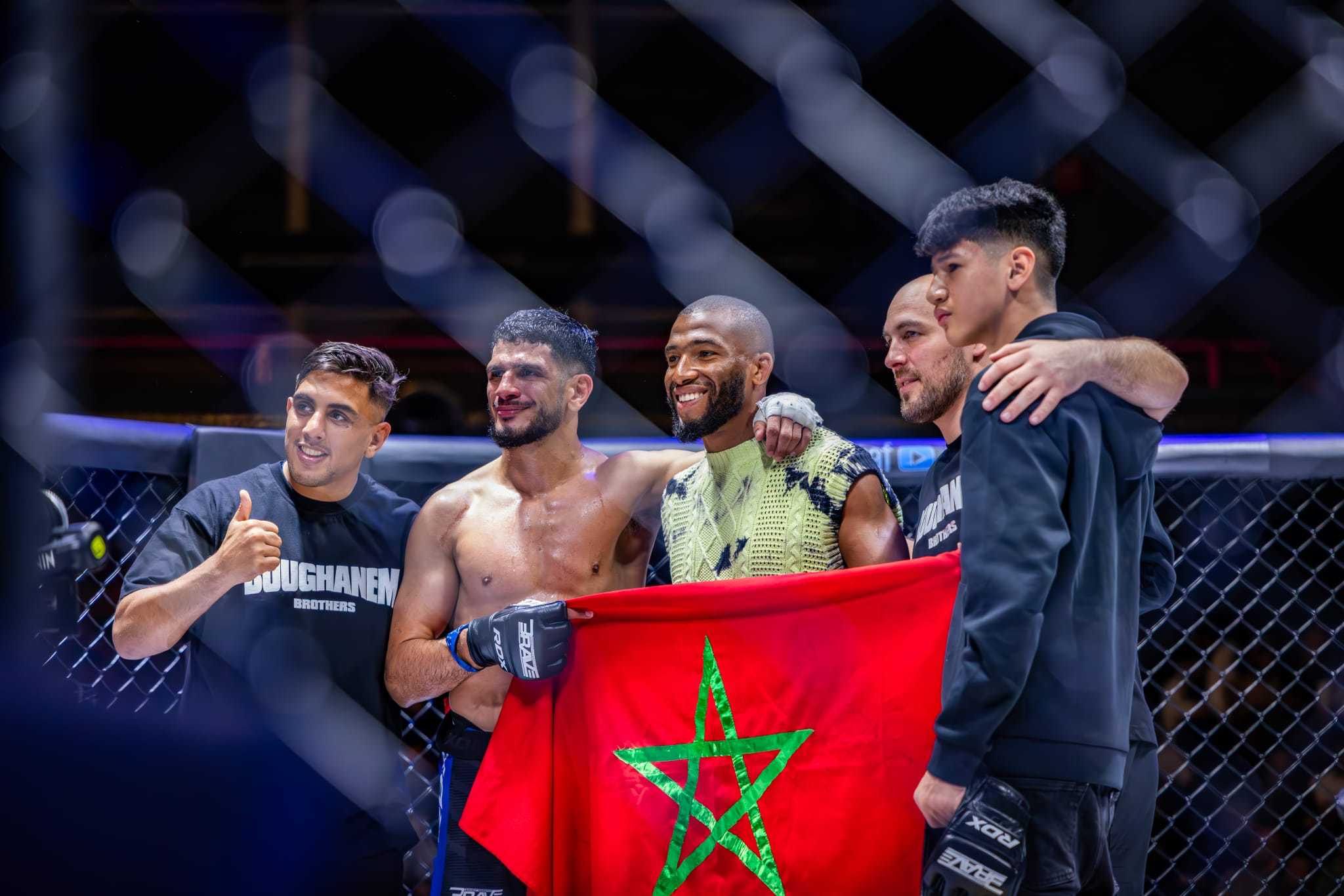 Équipe WNC dans l'octogone avec le drapeau marocain